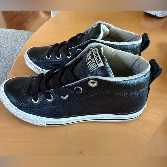 Converse Chuck Taylor All Star Street
Mid Youth's Size 3 Sneakers Black
Leather - Picture 2 of 7
